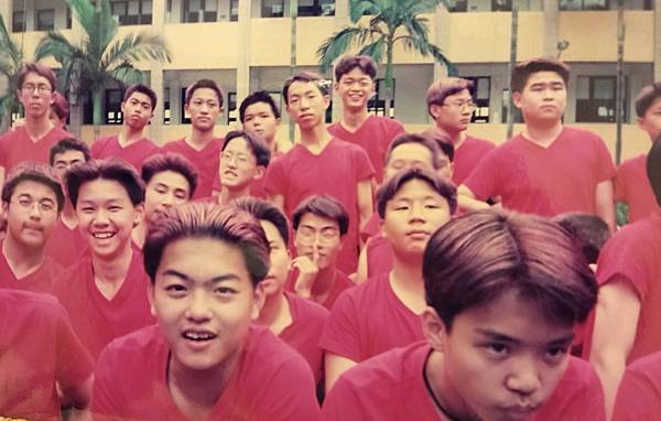 第一個導師班男孩高中畢業20年了