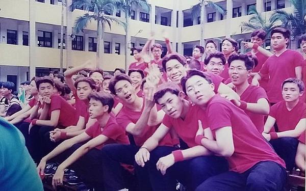 第一個導師班男孩高中畢業20年了
