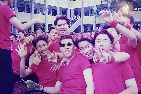 第一個導師班男孩高中畢業20年了