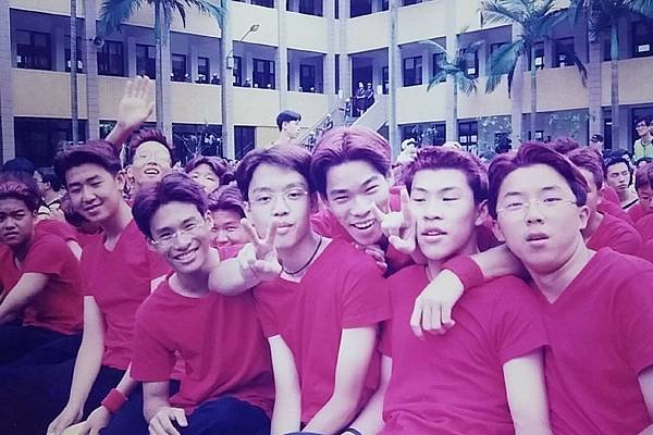 第一個導師班男孩高中畢業20年了