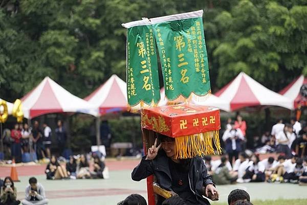 高三進場表演之「例如出巡」