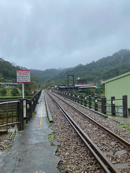 20241109~11 細雨迷濛平溪線小火車沿線網紅景點徒步