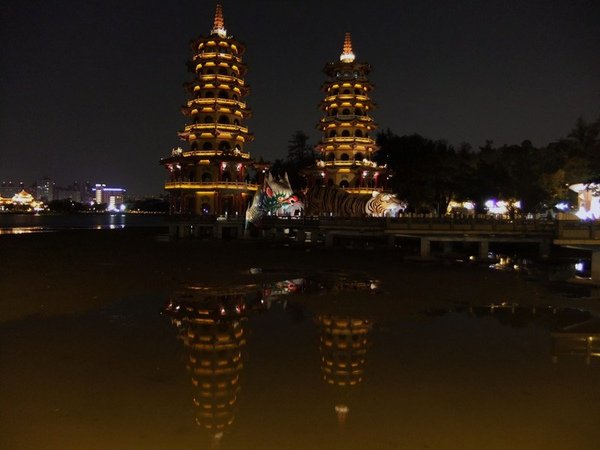 入夜後的龍虎塔