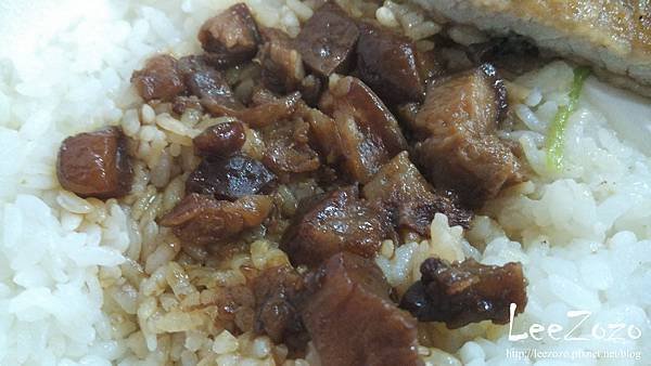 【新北|中和】(連城路)黑滷便當店|超濃郁的肥香滷肉汁+超大
