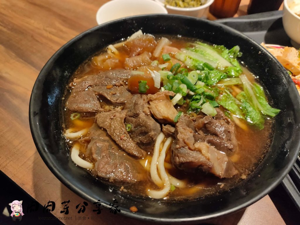 桃園藝文特區美食店家,呷霸牛肉麵南平店紅燒半筋半肉牛肉麵,牛筋肉眼可見的多