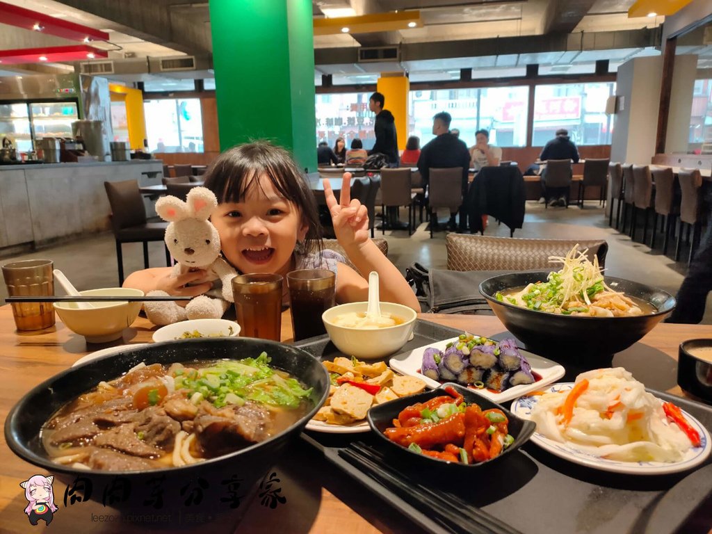 桃園藝文特區美食店家,呷霸牛肉麵南平店提供小菜有涼拌茄子、台式泡菜、涼拌素雞、涼拌雞爪、豆花@肉肉芽分享家