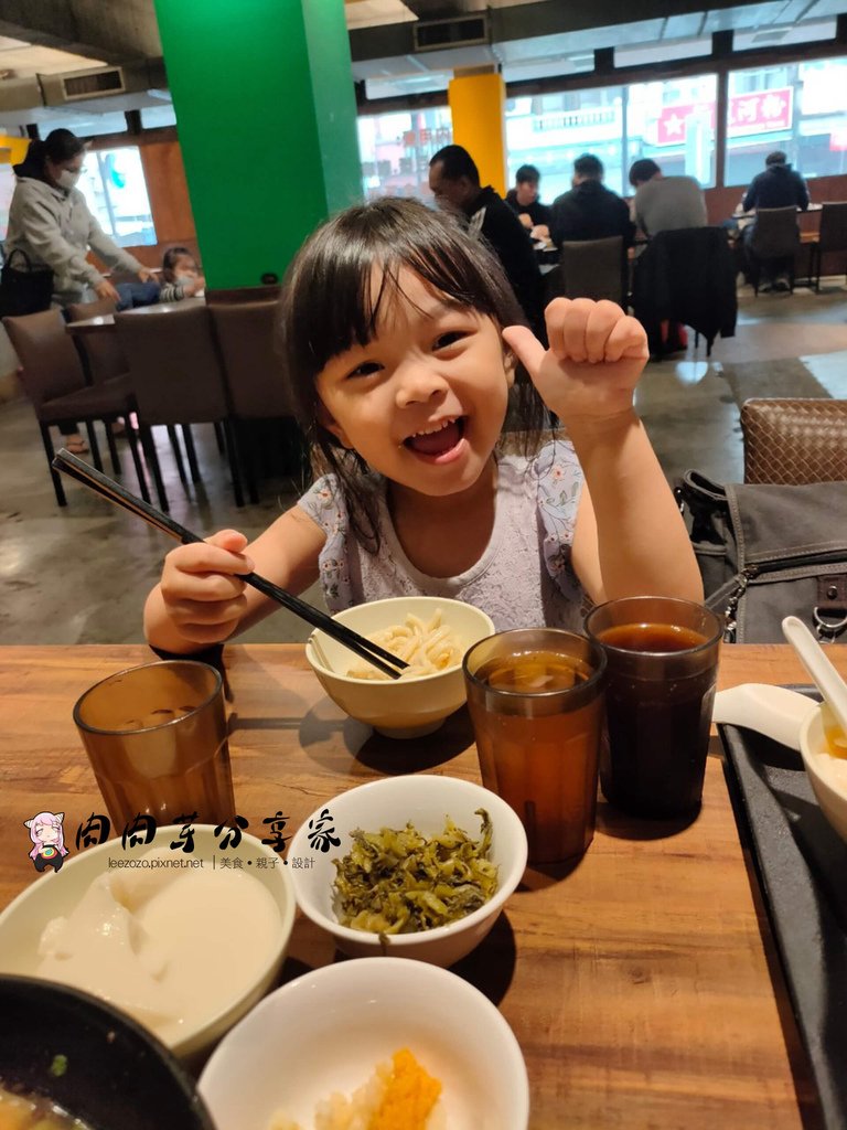 桃園藝文特區美食店家,呷霸牛肉麵南平店內用餐的可愛小女孩@肉肉芽分享家