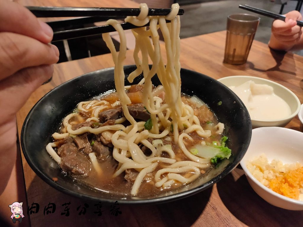 桃園藝文特區美食店家,呷霸牛肉麵南平店紅燒半筋半肉牛肉麵,麵體Q彈
