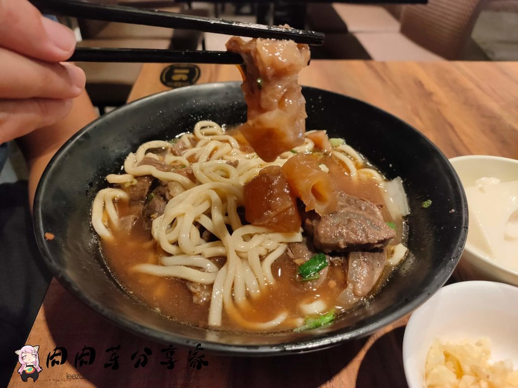 桃園藝文特區美食店家,呷霸牛肉麵南平店紅燒半筋半肉牛肉麵,牛筋軟嫩又大塊