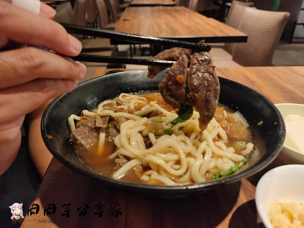 桃園藝文特區美食店家,呷霸牛肉麵南平店紅燒半筋半肉牛肉麵,牛筋肉參半，非常好吃