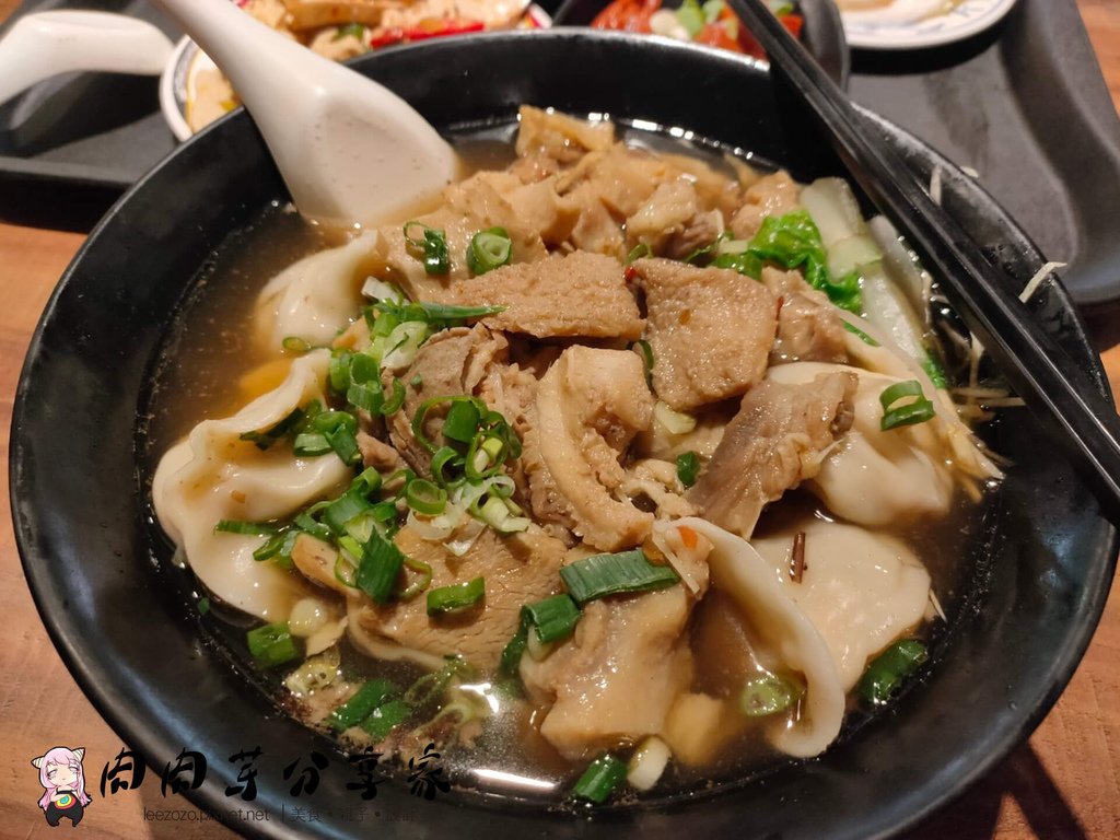 桃園藝文特區美食店家,呷霸牛肉麵南平店牛雜水餃,水餃像大餛飩一樣大顆且好吃,牛雜分量多