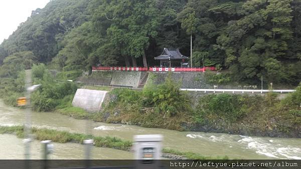 小火車開始:我們搭乘靠左側