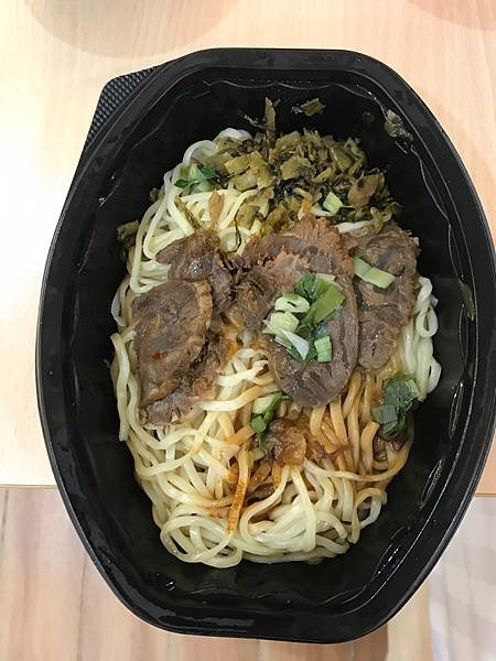 7-11 滿漢大餐酸菜牛肉拌麵 109元