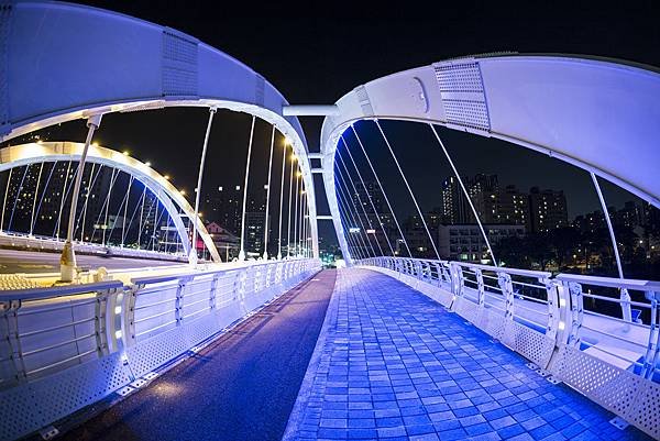 魚眼鏡頭180度的變形中都願景橋夜景