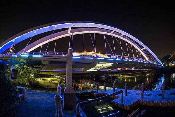 魚眼鏡頭180度的變形中都願景橋夜景