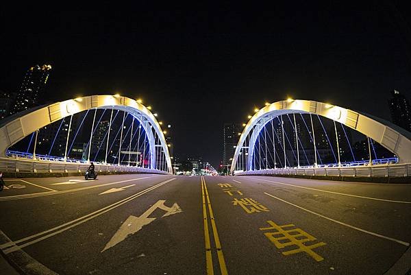 魚眼鏡頭180度的變形中都願景橋夜景