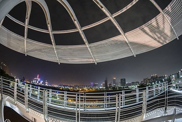 高雄前鎮之星腳踏車道銘匠光學TTArtisan 11mm f2.8夜拍