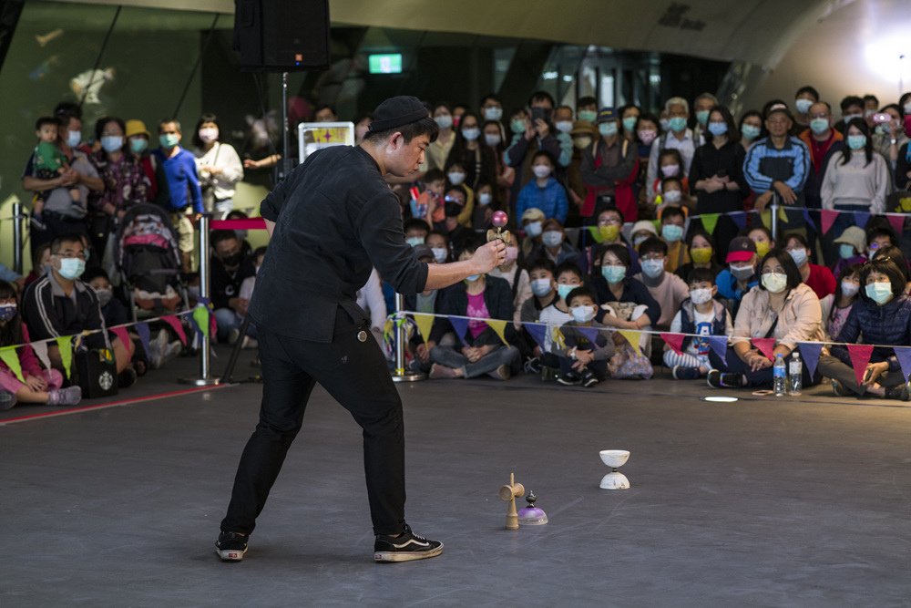 扯鈴街頭藝人 吳顥中