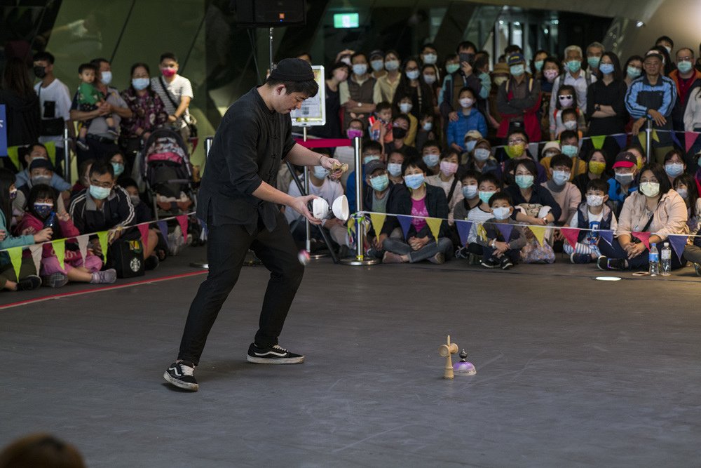 扯鈴街頭藝人 吳顥中