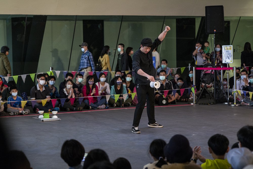 扯鈴街頭藝人 吳顥中