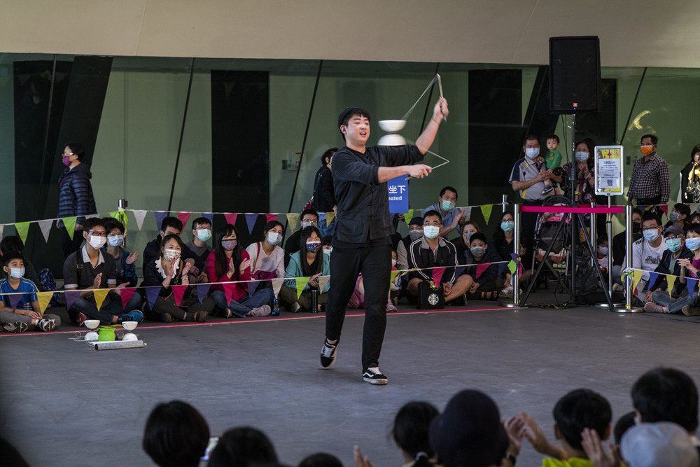 扯鈴街頭藝人 吳顥中