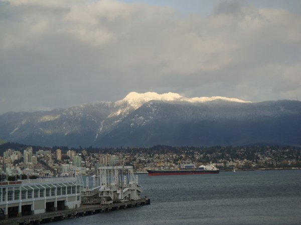 對面是Grouse mountain,積雪囉,是臨近溫哥華的三座山之一,也是滑雪的好地方.JPG