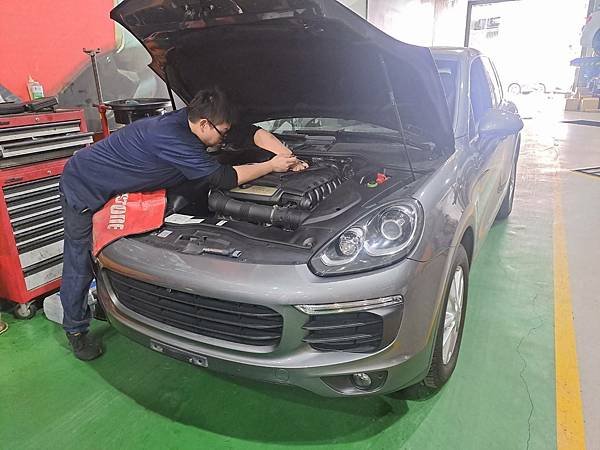 Porsche - Cayenne 958 / 引擎周邊 .