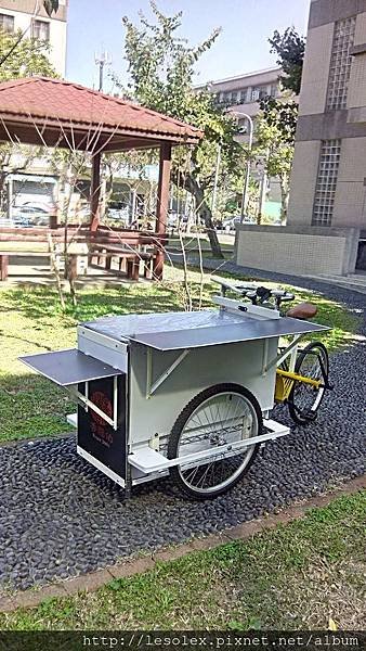 hotdog trike vendor