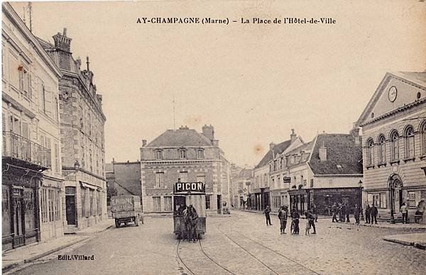 Villard_-_AY-CHAMPAGNE_-_La_Place_de_l%5CHôtel-de-Ville.jpg