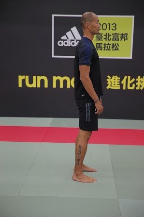 運動筆記  跨步抱膝