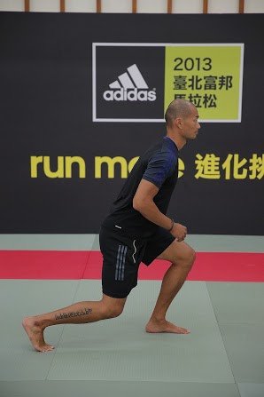 運動筆記 跨步抱膝