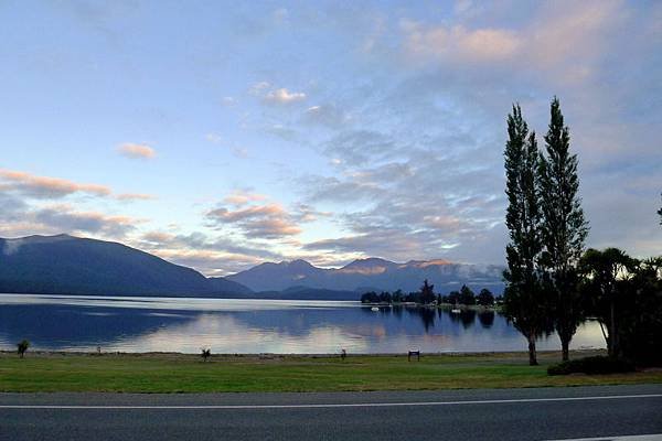 02-Lake Te Anau 