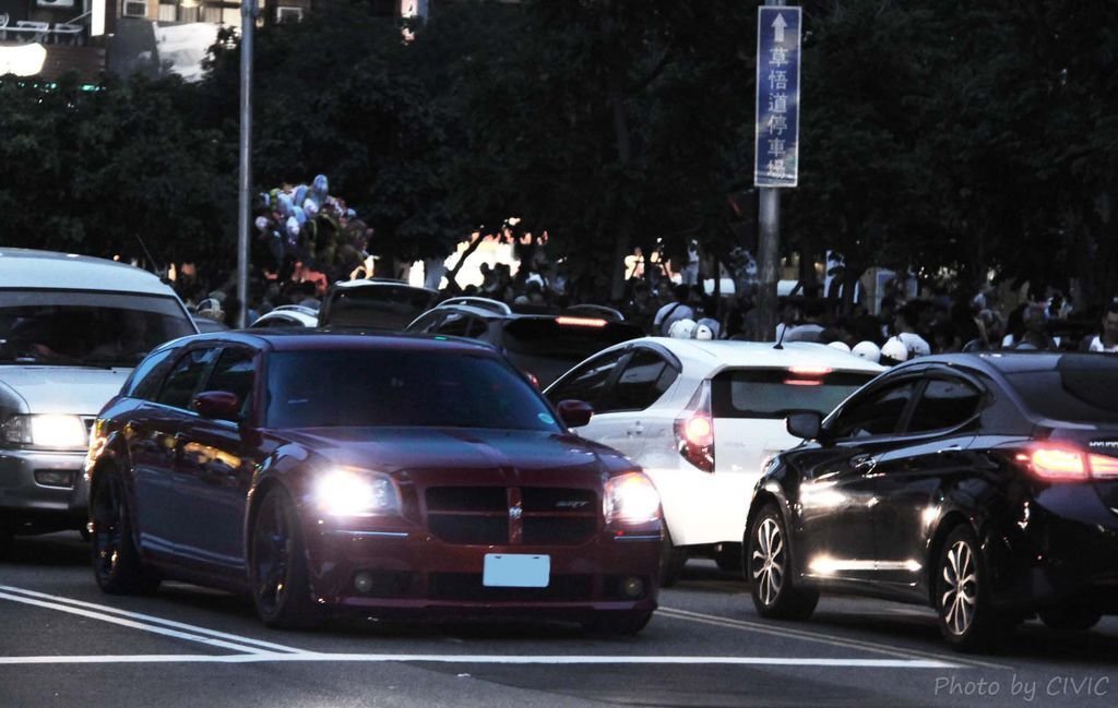 Dodge Magnum SRT-8 Station Wagon.jpg