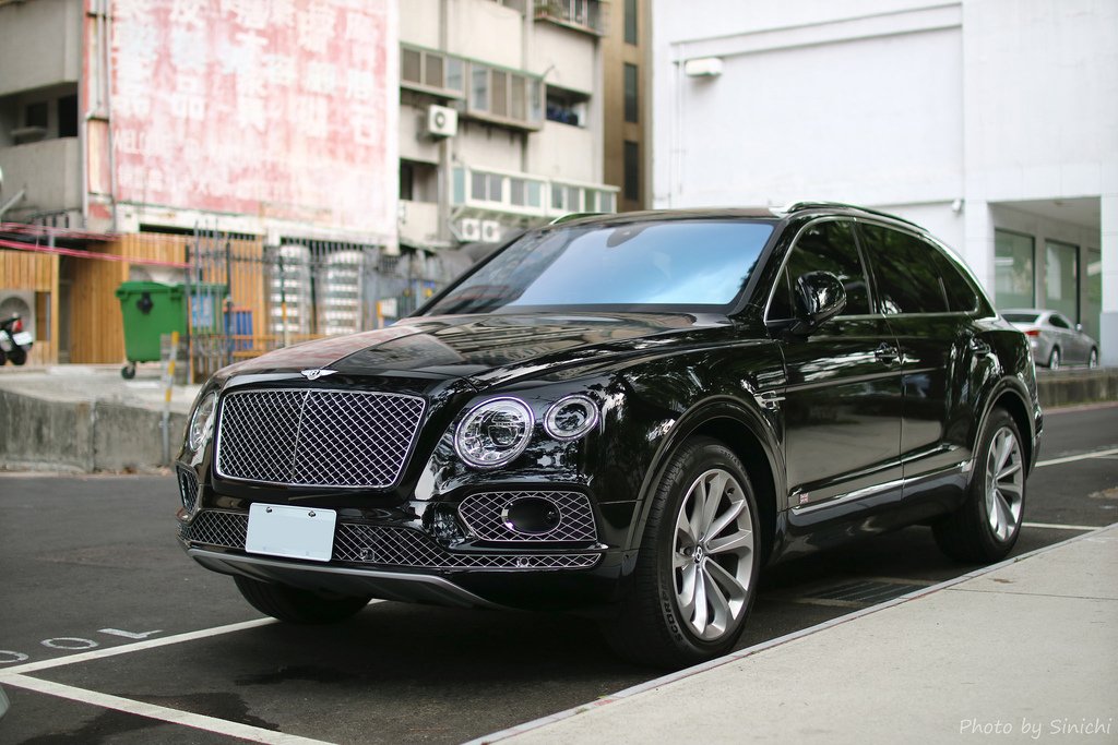 2016 Bentley Bentayga (2).jpg