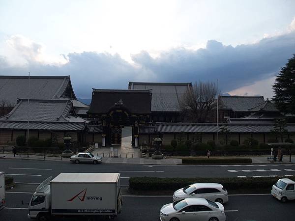 2012-0324-02窗口看出去的西本願寺