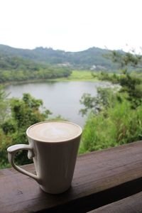 湖畔人家遠眺峨眉湖畔