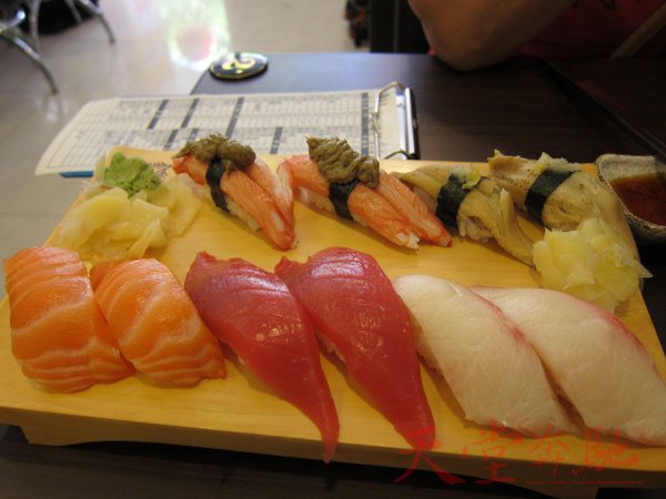 握壽司：鮭魚兩貫、鮪魚兩貫、海鱺魚兩貫、松葉蟹兩貫和炙穴子魚兩貫