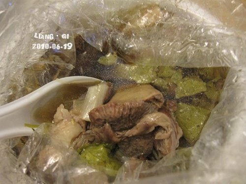 羊大骨湯--沒想到挺好喝，不油膩、不腥羶，我不吃羊都敢喝一口！