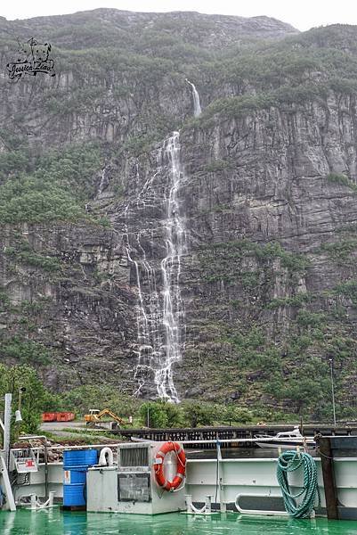 Lysefjorden turisthytte旁的瀑布