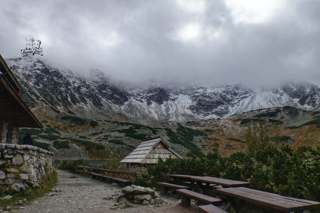 山上的休息區，在高山湖泊旁