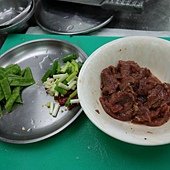 干辣子炒牛肉的備料