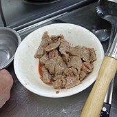 牛肉片先過油