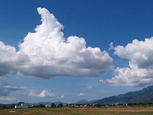 花東縱谷巨大的雲朵在鐵道上漂浮2.JPG