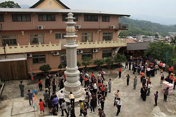 101年4月22日基隆法嚴寺藥師七佛塔