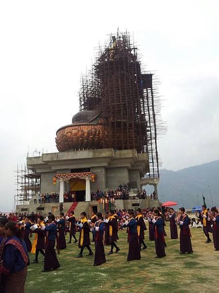 不丹蓮花生大士建造中側面