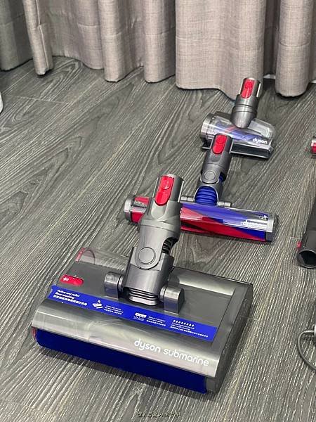 Dyson Digital Slim Submarine™吸塵器， 輕量乾濕洗地吸塵器，Dyson NF42吸塵器，Dyson NF42 洗地機，dyson吸塵器，吸塵器推薦，無線吸塵器，洗地機推薦，乾濕兩用吸塵器，塵蟎吸塵器，濕拖吸塵器推薦，洗地吸塵器，輕量吸塵器推薦，吸塵器，洗地機