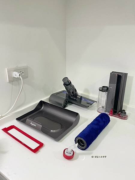 Dyson Digital Slim Submarine™吸塵器， 輕量乾濕洗地吸塵器，Dyson NF42吸塵器，Dyson NF42 洗地機，dyson吸塵器，吸塵器推薦，無線吸塵器，洗地機推薦，乾濕兩用吸塵器，塵蟎吸塵器，濕拖吸塵器推薦，洗地吸塵器，輕量吸塵器推薦，吸塵器，洗地機