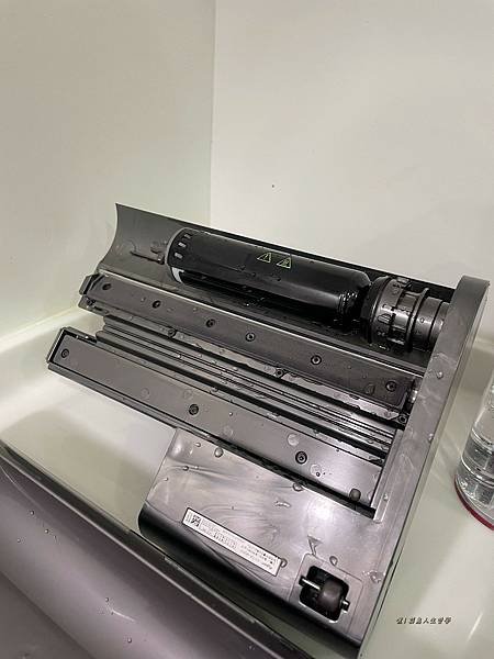 Dyson Digital Slim Submarine™吸塵器， 輕量乾濕洗地吸塵器，Dyson NF42吸塵器，Dyson NF42 洗地機，dyson吸塵器，吸塵器推薦，無線吸塵器，洗地機推薦，乾濕兩用吸塵器，塵蟎吸塵器，濕拖吸塵器推薦，洗地吸塵器，輕量吸塵器推薦，吸塵器，洗地機