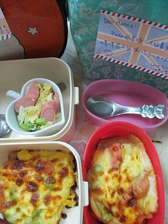 20140902_lunch_忍不住先偷吃了一口pizza^^