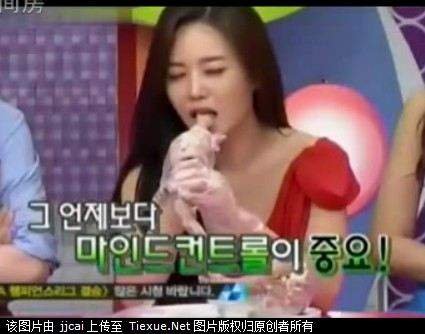 美女吃牛鞭表情太銷魂了.jpg